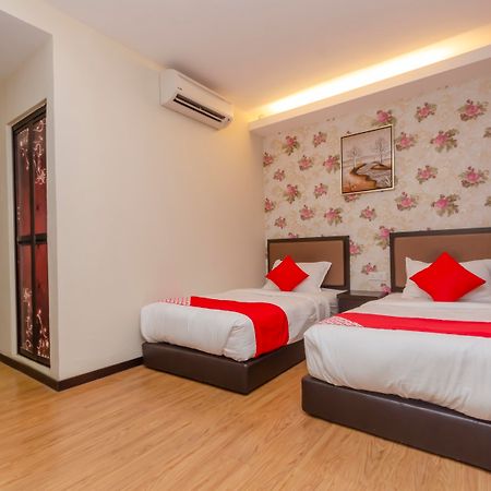 Super Oyo 1214 Oro Hotel Keluang Ngoại thất bức ảnh